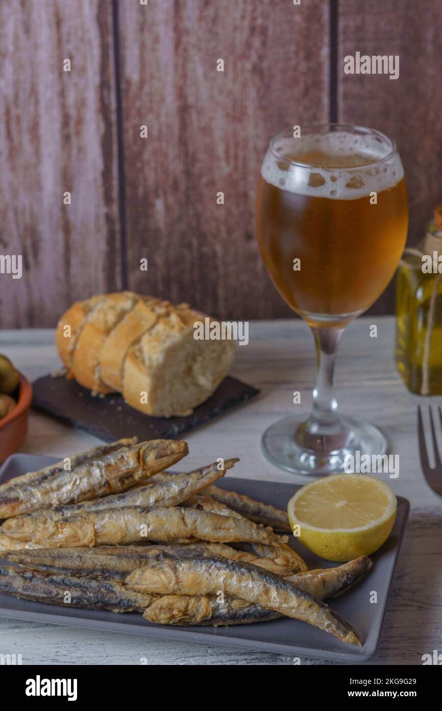 acciughe fritte in pastella tipica della spagna meridionale con olive, pane e birra Foto Stock