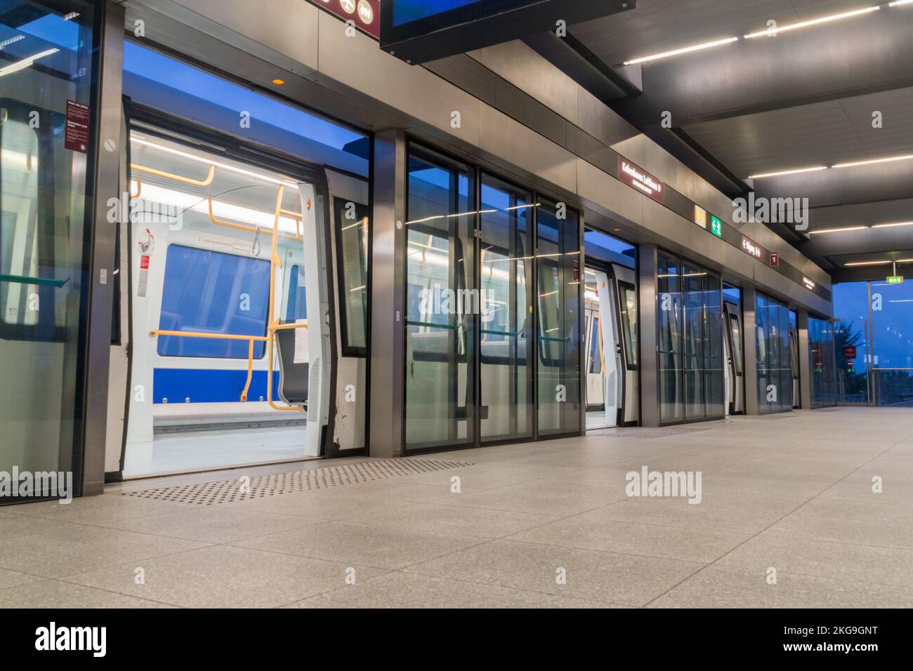 Copenaghen, Danimarca - 27 luglio 2022: Treno della metropolitana di Copenhagen alla stazione dell'aeroporto di Copenhagen. Foto Stock