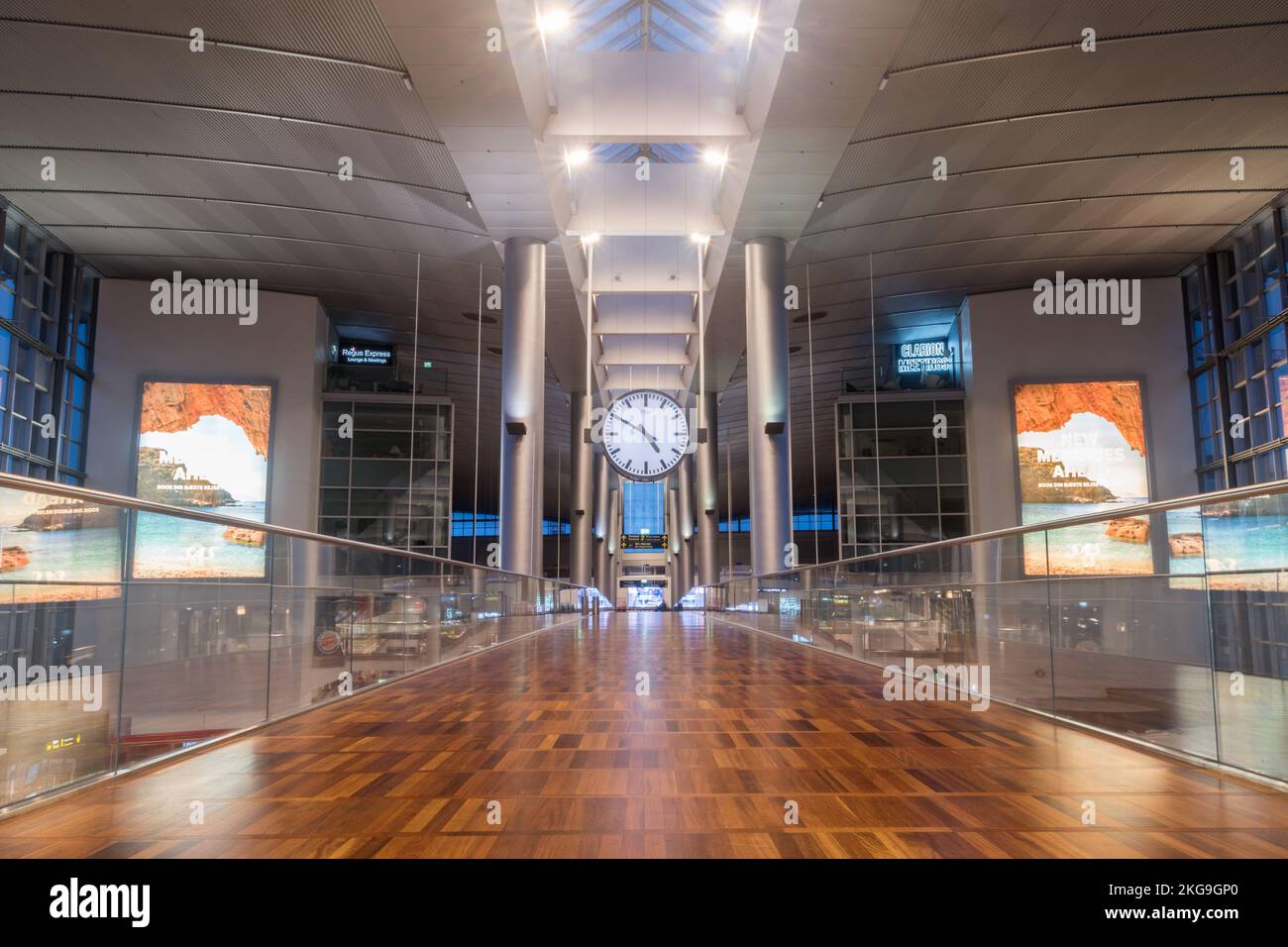 Copenaghen, Danimarca - 27 luglio 2022: Orologio enorme sul terminal 2 dell'aeroporto di Copenaghen, Kastrup. Foto Stock