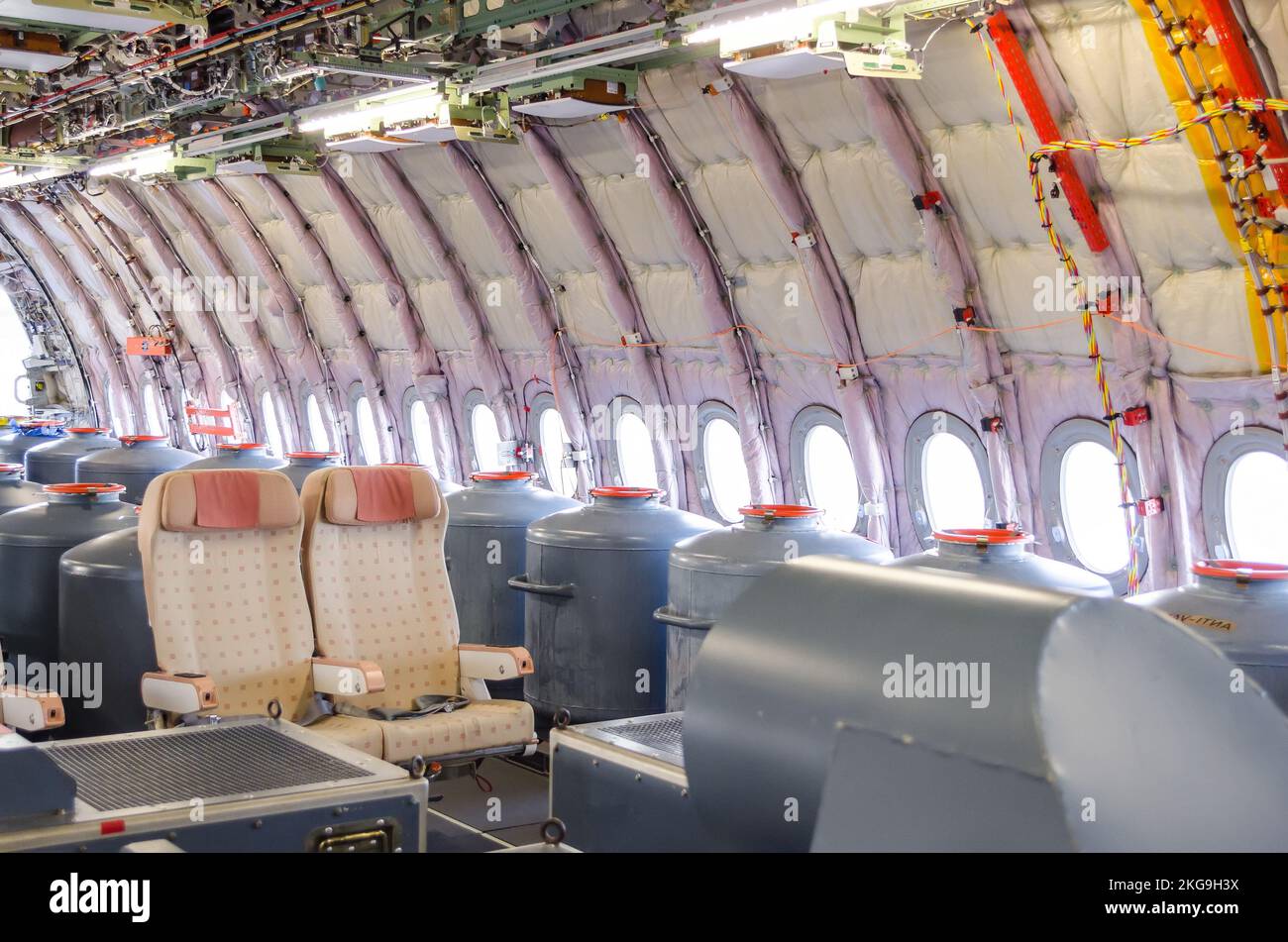 Vista sulla cabina del velivolo con sedili, senza rivestimento interno, per i voli di prova. Foto Stock