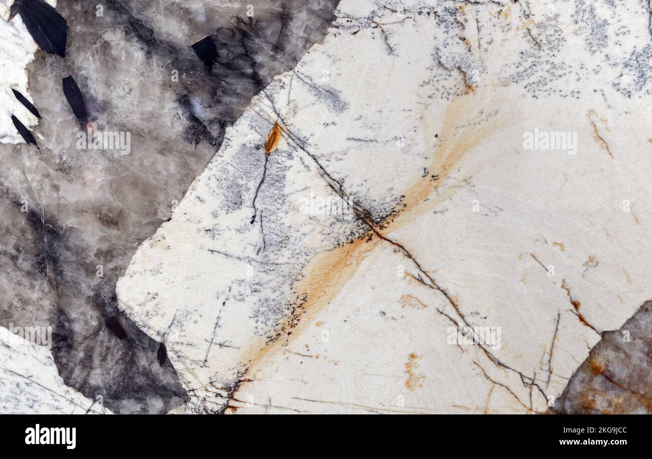 Marmo bianco con venature e inclusioni grigio-marrone. Foto Stock