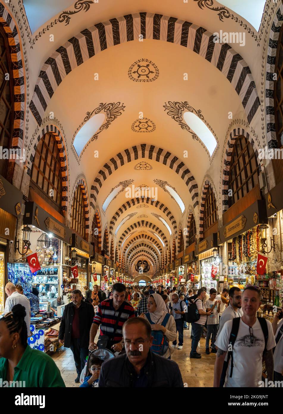 Il bazar delle spezie egiziano di Istanbul Mısır Çarşısı. Rotte commerciali estremamente lunghe e prezzi elevati delle spezie Foto Stock