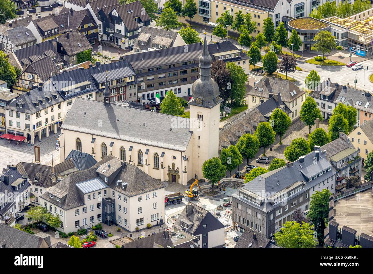 Vista aerea, Kath. Chiesa parrocchiale di San Edificio di ricostruzione di Walburga e Stiftsplatz, città di Meschede, Meschede, Sauerland, Renania settentrionale-Vestfalia Foto Stock