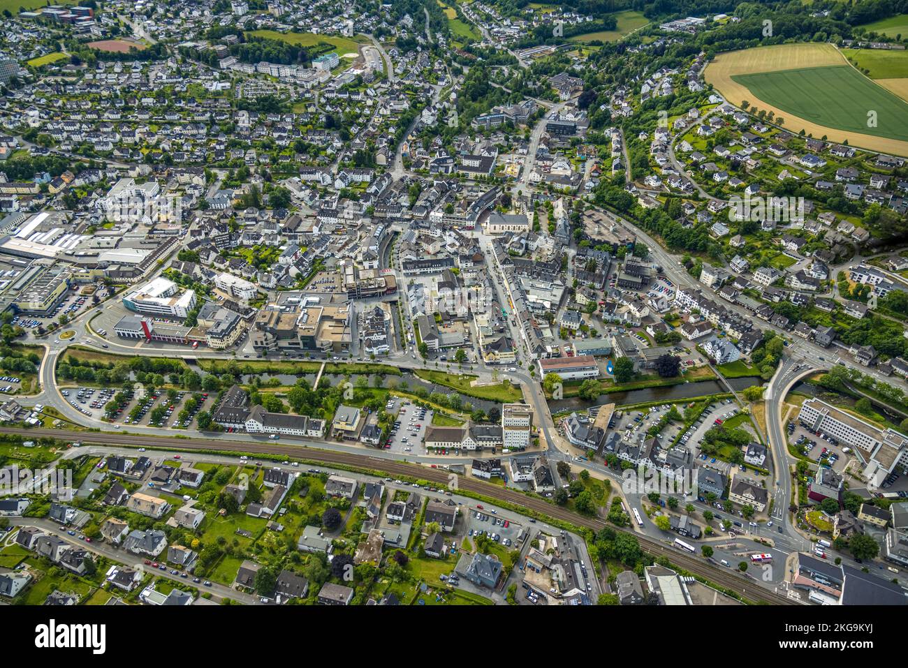 Vista aerea, vista del centro città con galleria della città e chiesa parrocchiale cattolica di St. Walburga, Henne-Boulevard, Meschede Town, Meschede, Sauerland, Nord DX Foto Stock