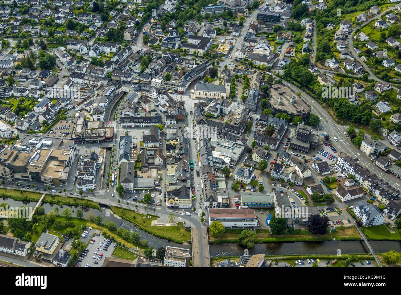 Vista aerea, vista del centro città con galleria della città e chiesa parrocchiale cattolica di St. Walburga, Henne-Boulevard, Meschede Town, Meschede, Sauerland, Nord DX Foto Stock