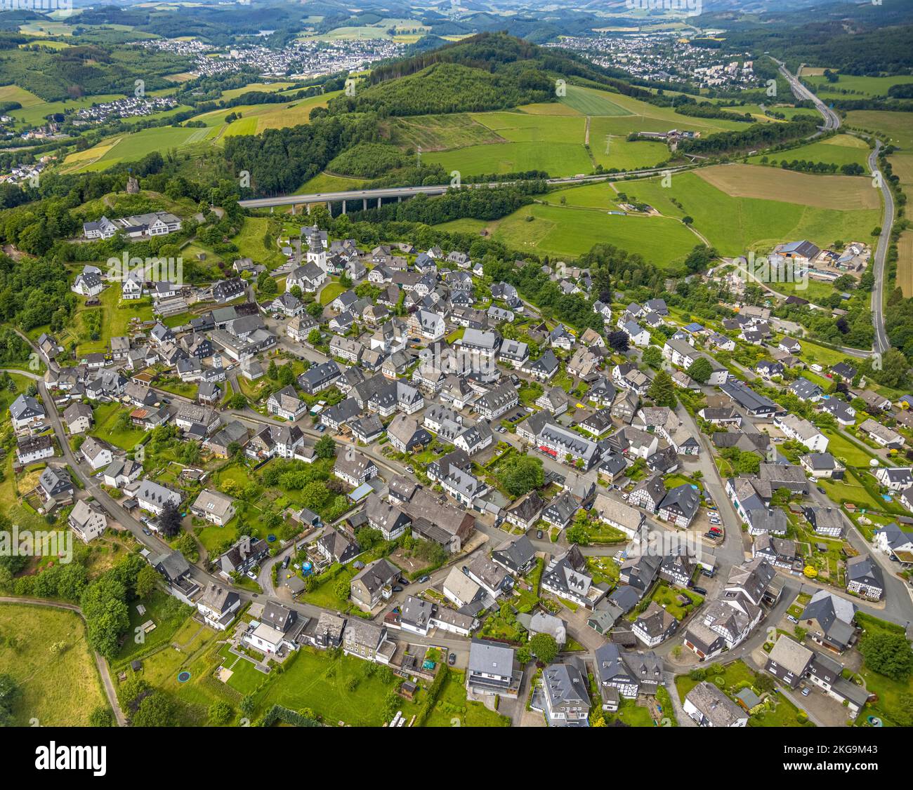 Vista aerea, centro storico di Eversberg con il municipio e vecchia stazione dei vigili del fuoco con torre, case a graticcio e la chiesa di San Johannes Evangelist, poll Foto Stock