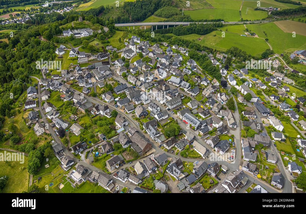 Vista aerea, centro storico di Eversberg con il municipio e vecchia stazione dei vigili del fuoco con torre, case a graticcio e la chiesa di San Johannes Evangelist, poll Foto Stock