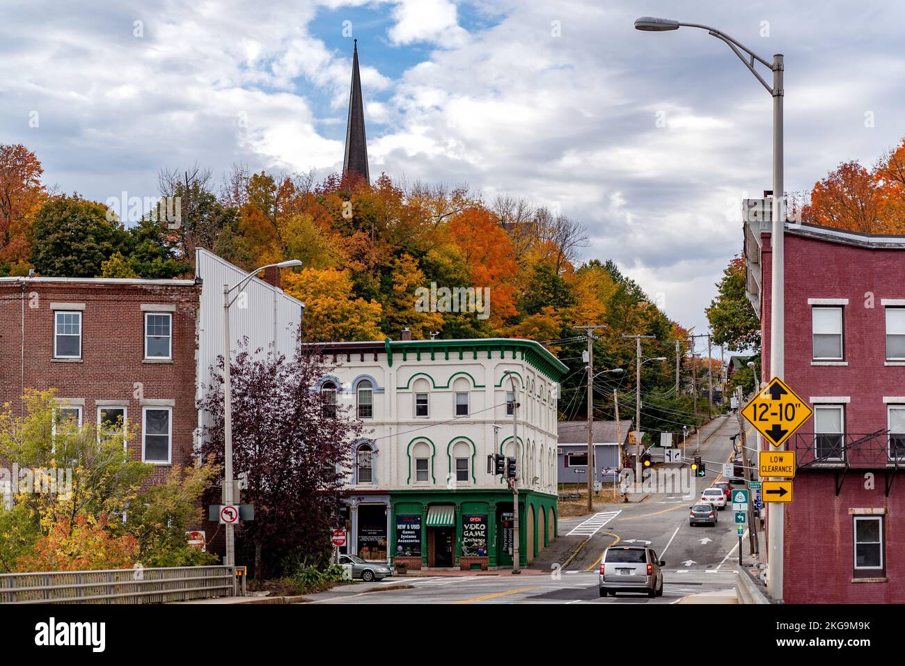 Una strada asfaltata e bellissimi edifici ad Augusta, Maine, con alberi autunnali sotto il cielo nuvoloso Foto Stock