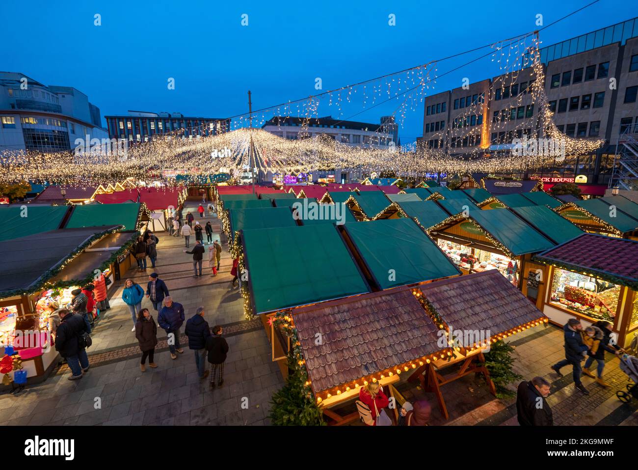 Prima della stagione natalizia, mercatino di Natale a Kennedyplatz, nel centro di Essen, NRW, Germania, Foto Stock