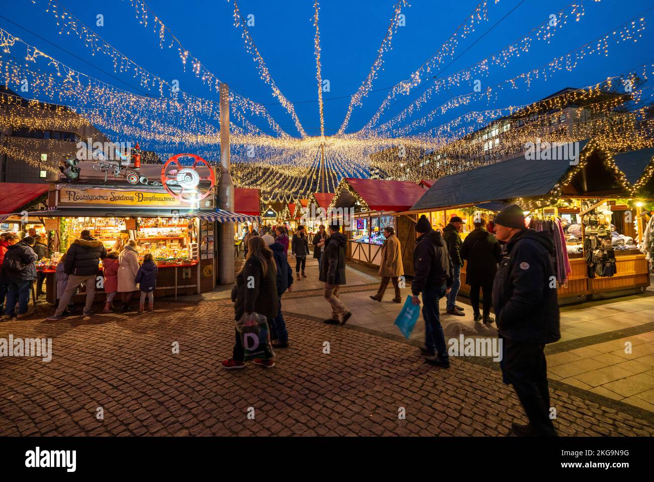 Prima della stagione natalizia, mercatino di Natale a Kennedyplatz, nel centro di Essen, NRW, Germania, Foto Stock