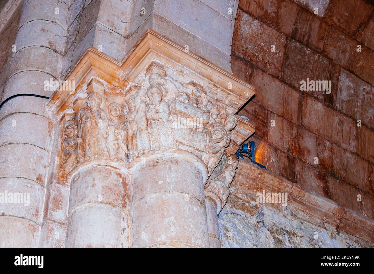 Capitale dell'Annunciazione. Il monastero di San Juan de Ortega è un monumento romanico a Barrios de Colina, Montes de Oca, Burgos, Castilla y León, Spagna, UE Foto Stock