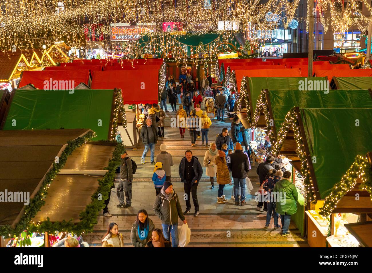 Prima della stagione natalizia, mercatino di Natale a Kennedyplatz, nel centro di Essen, NRW, Germania, Foto Stock