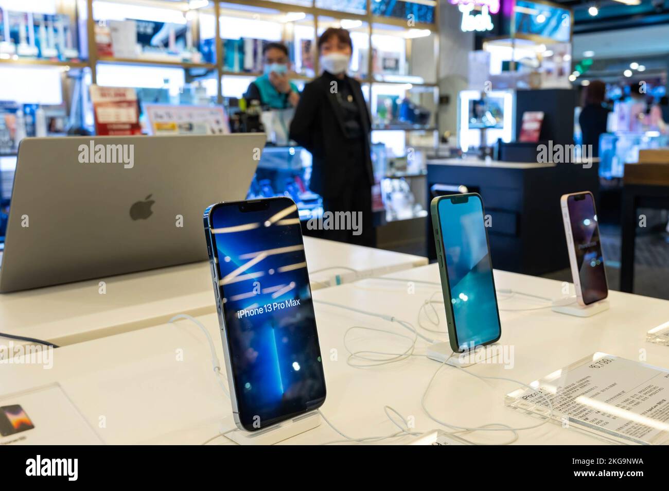 Gli smartphone Apple iPhone 13 pro e iPhone 13 Max sono visualizzati per la vendita in un negozio di Hong Kong. Foto Stock