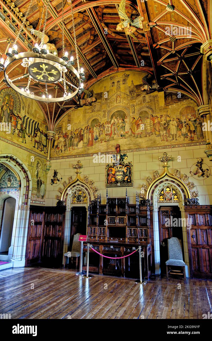 La grande sala banchetti rettangolare con murales e soffitto a volta. Al Castello di Cardiff a Cardiff, Galles, Regno Unito - 16th ottobre 2022 Foto Stock