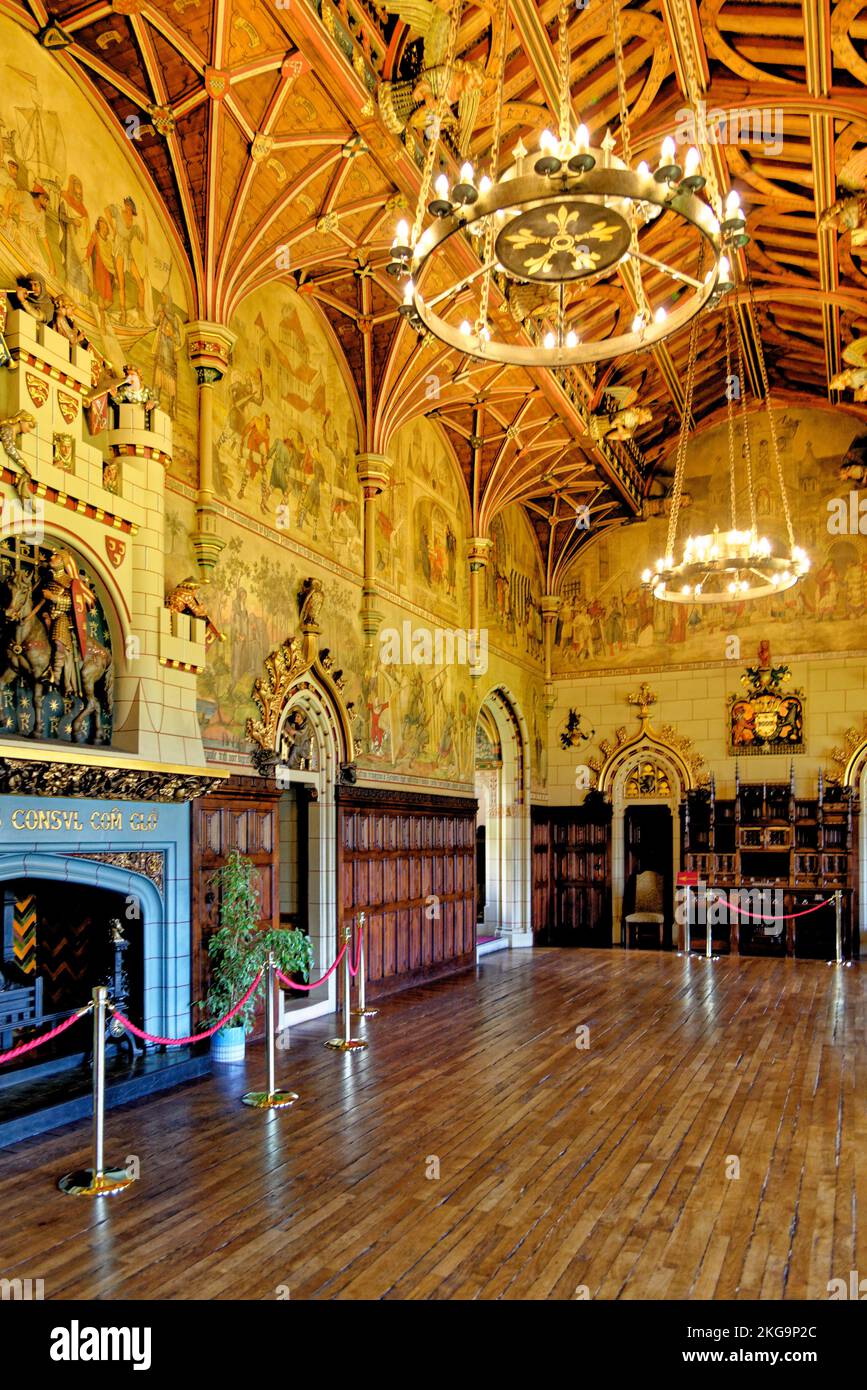 La grande sala banchetti rettangolare con murales e soffitto a volta. Al Castello di Cardiff a Cardiff, Galles, Regno Unito - 16th ottobre 2022 Foto Stock