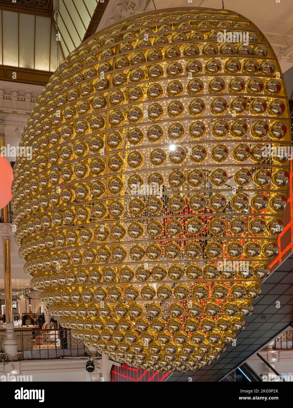 Il grande magazzino Bon Marché. Vista interna dell'edificio e delle sue scale e decorazioni natalizie Foto Stock