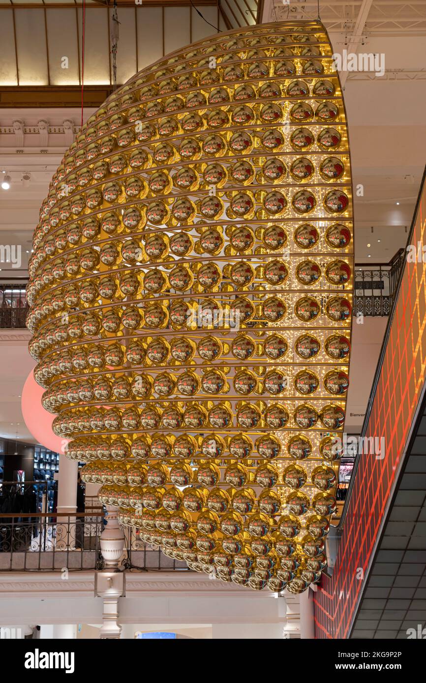 Il grande magazzino Bon Marché. Vista interna dell'edificio e delle sue scale e decorazioni natalizie Foto Stock