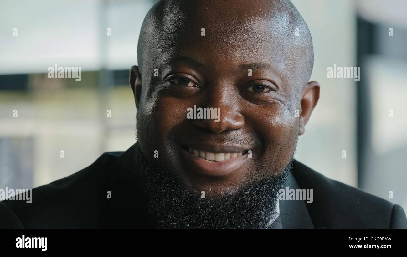 Amichevole americano africano millenario sopportato più formato uomo avvocato uomo d'affari ceo manager imprenditore ufficio impiegato ottimista maschio gioioso con felice Foto Stock