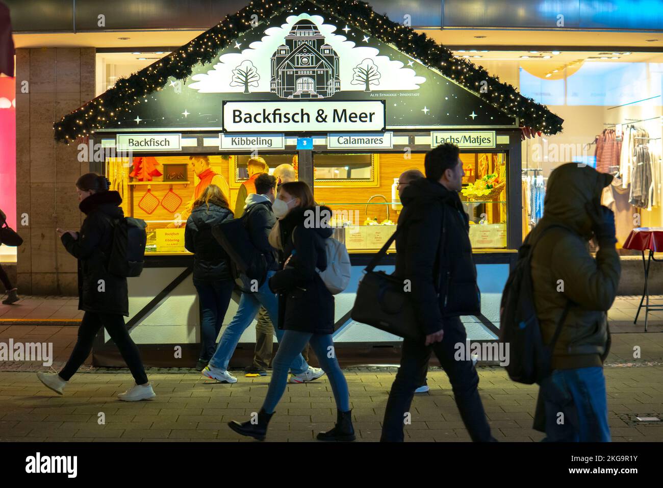 Periodo pre-natalizio, mercatino di Natale nel centro di Essen, Kettwiger Straße, bancarelle, snack bar, Backfisch, NRW, Germania, Foto Stock
