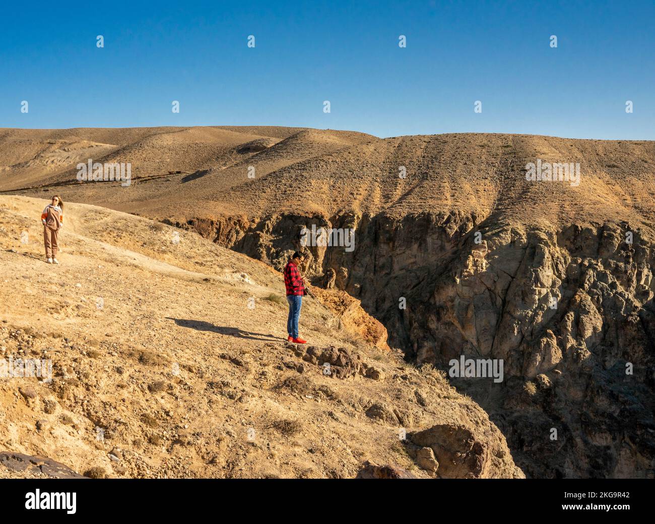 Turisti nel canyon Nero, Kazakistan. Chernyi Kanion Kazakhstan Foto Stock