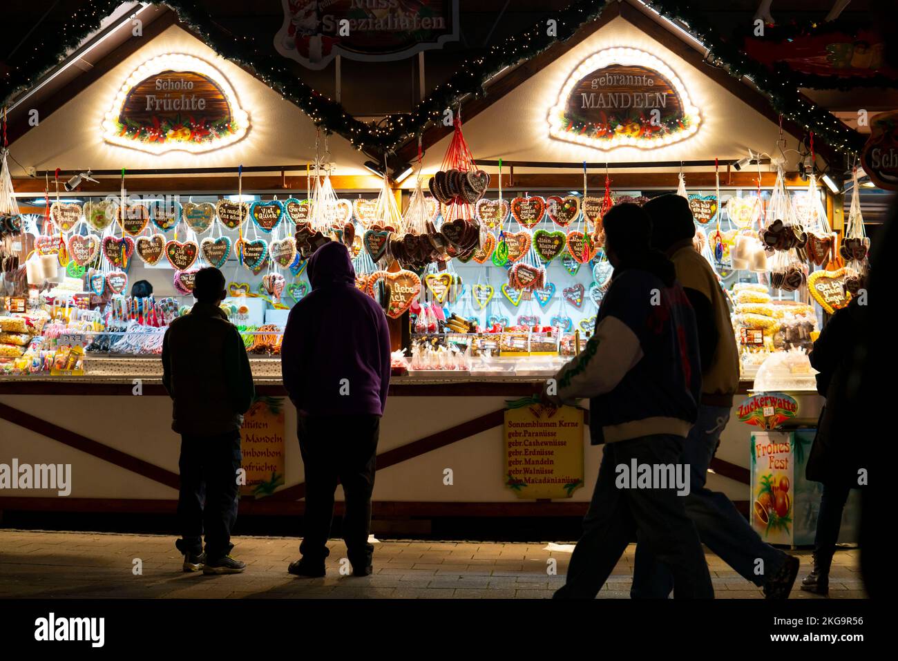 Periodo pre-natalizio, mercatino di Natale nel centro della città di Essen, Kettwiger Straße, bancarelle di vendita, cuori di pan di zenzero, pasticceria, NRW, Germania, Foto Stock