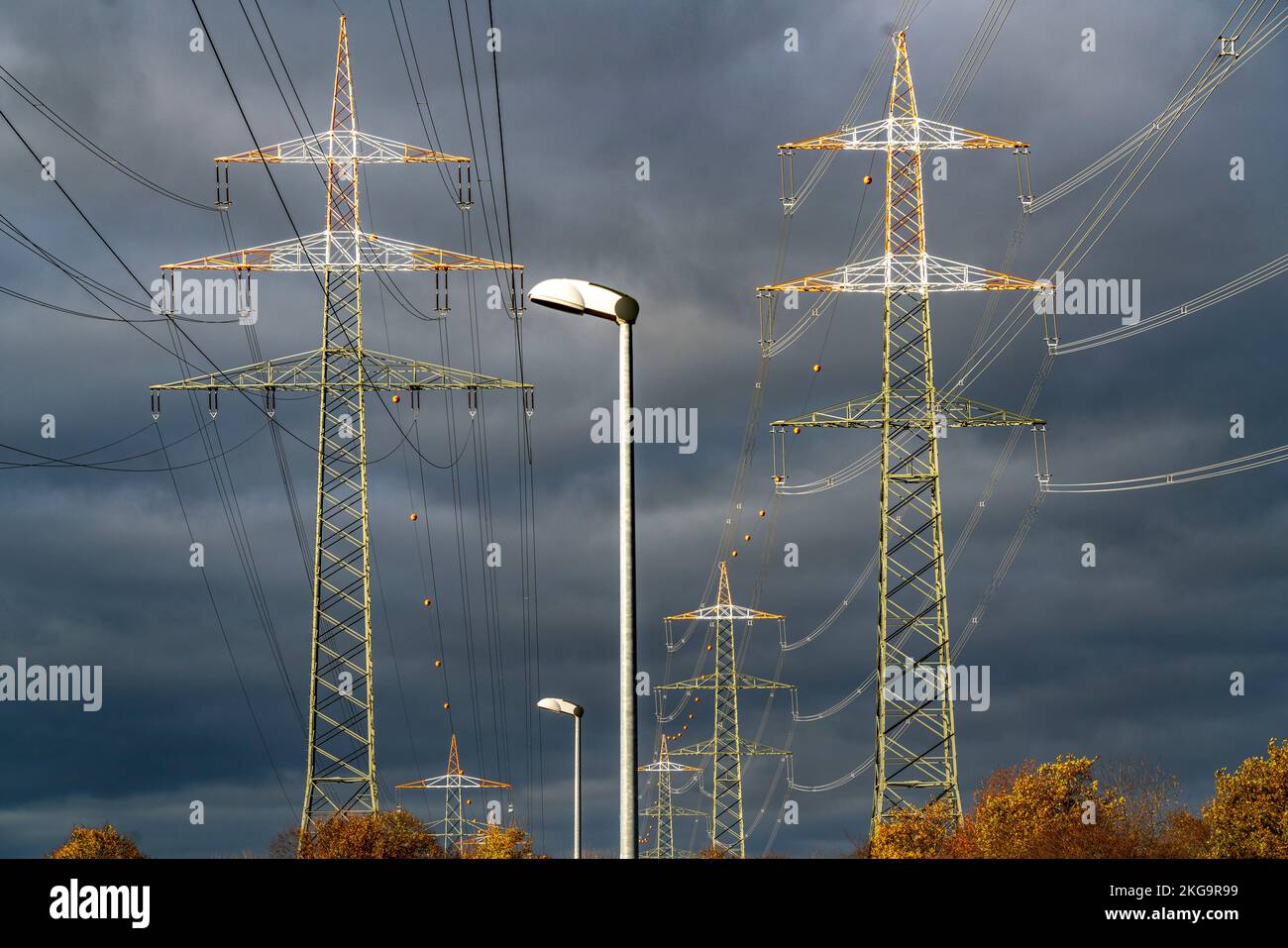 Tralicci ad alta tensione, linee aeree, con rivestimento di avvertimento per il traffico aereo, vicino a Krefeld, NRW, Germania, Foto Stock