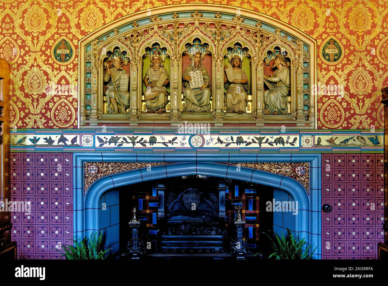 La biblioteca progettata dall'architetto e designer vittoriano William Burges, Cardiff Castle, Cardiff, South Wales - 16th ottobre 2022 Foto Stock