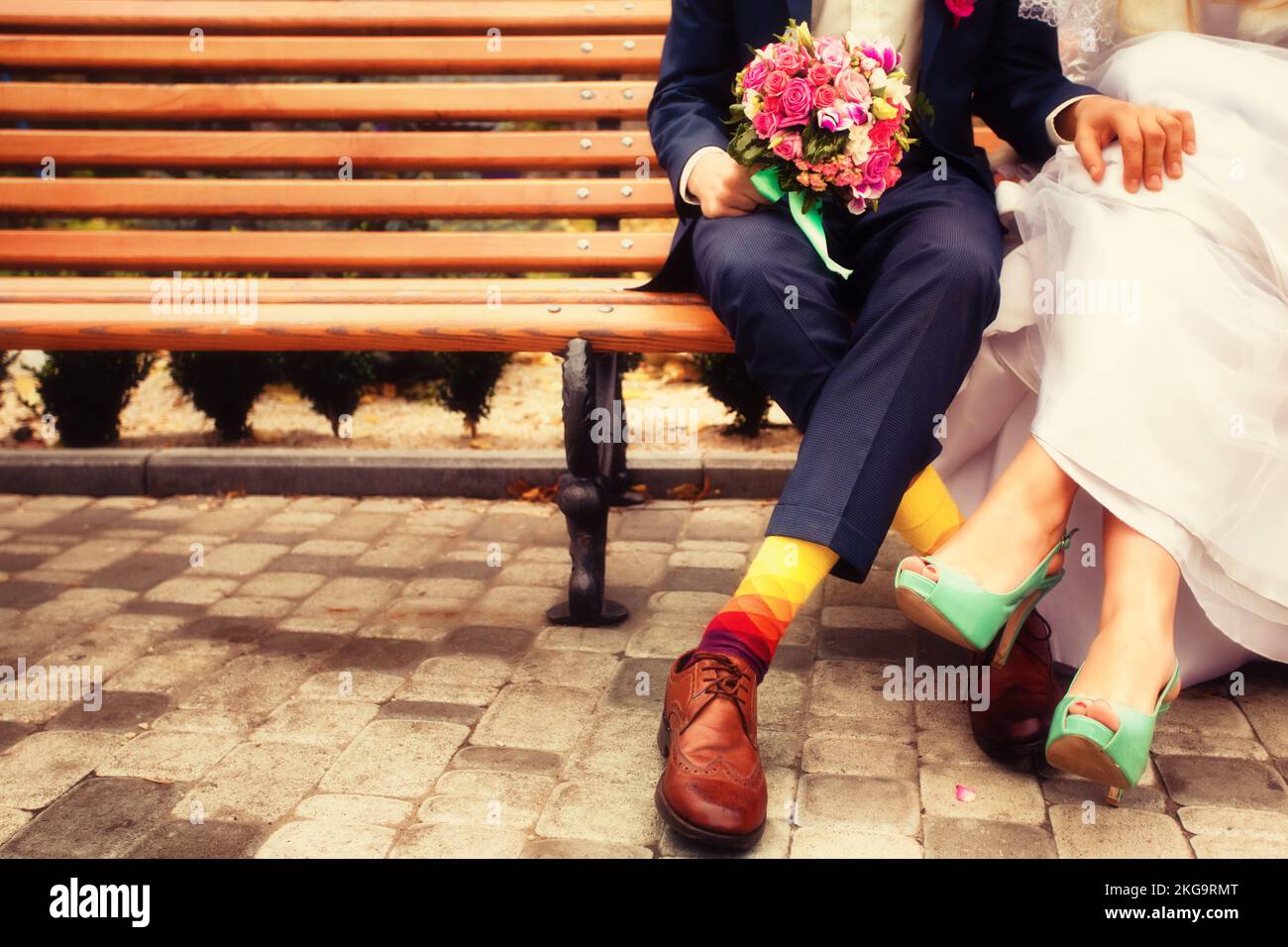 Sposa e lo sposo in abiti luminosi sul banco di lavoro Foto Stock