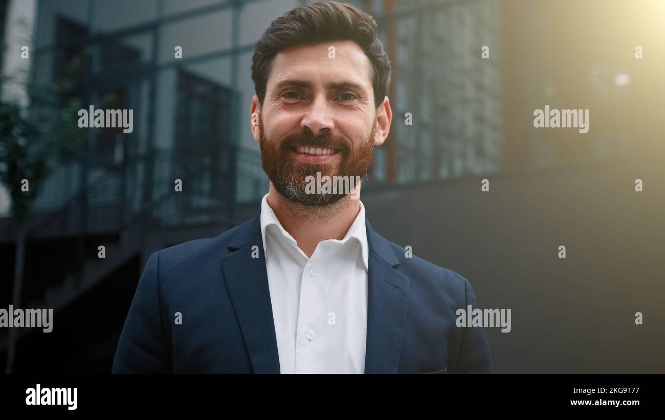 Elegante uomo d'affari caucasico di successo indossando tuta formale felice ritratto maschile di adulto 30s dipendente portatore medio orientale attraente uomo in posa Foto Stock