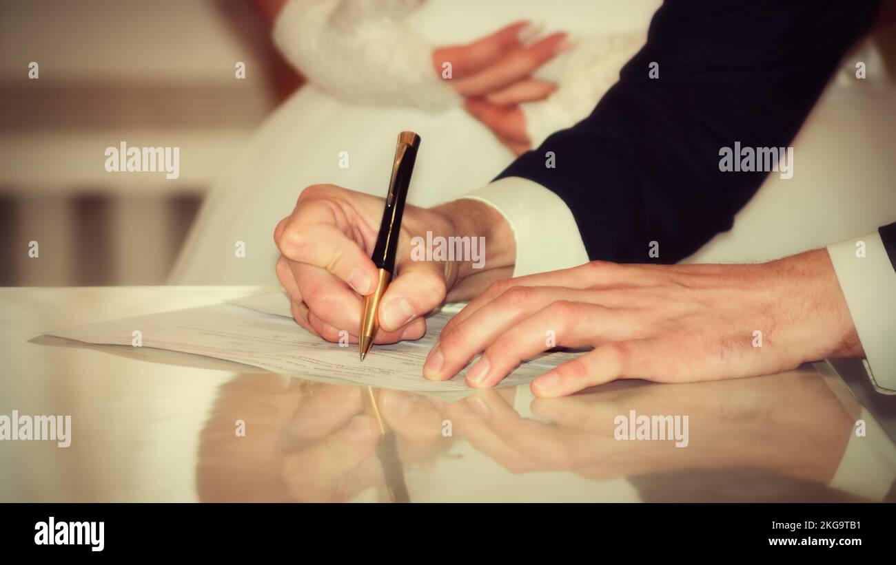 Sposa e Grroom firma certificato di matrimonio, momenti di matrimonio Foto Stock