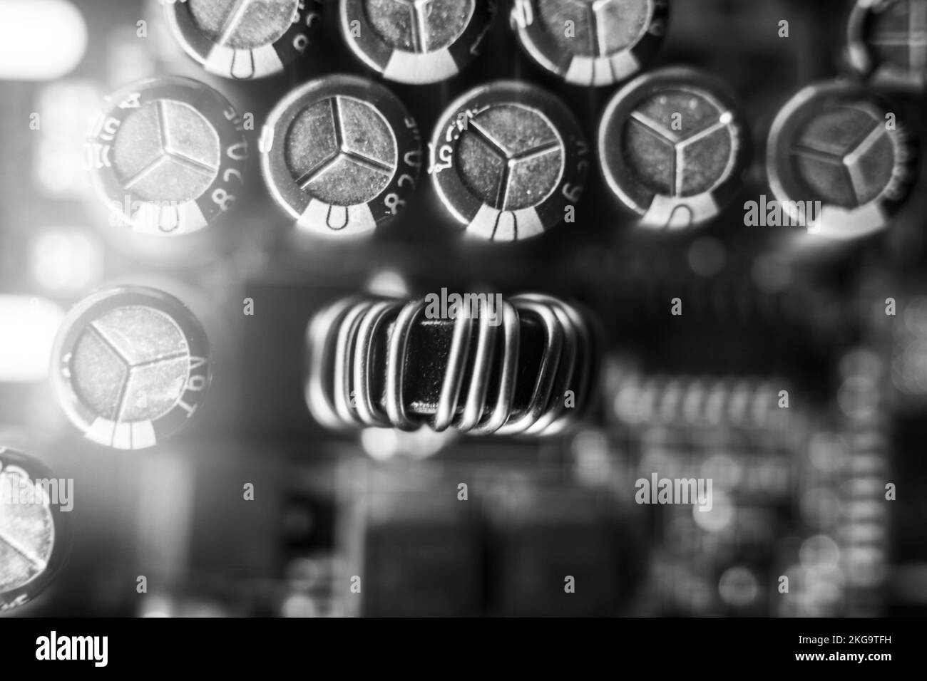 sfondo dei vari componenti elettronici sulla scheda a circuito stampato Foto Stock