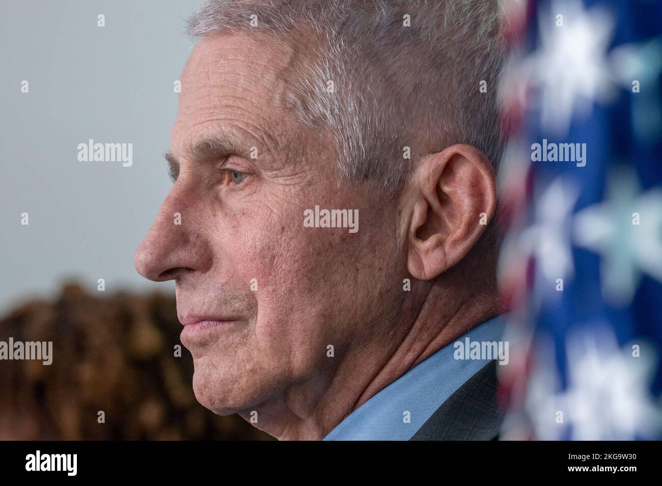 Il Dott. Anthony Fauci, consulente medico capo del presidente degli Stati Uniti, ascolti durante il briefing quotidiano alla Casa Bianca a Washington, DC martedì 22 novembre 2022. Credito: Ken Cedeno/Pool tramite CNP /MediaPunch Foto Stock