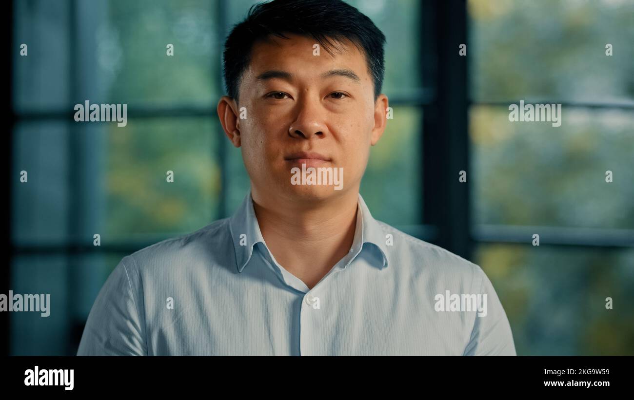 Asian Korean man Giapponese uomo d'affari uomo d'affari cliente investitore del servizio bancario tenere carta di credito di plastica con deposito illimitato per internet Foto Stock