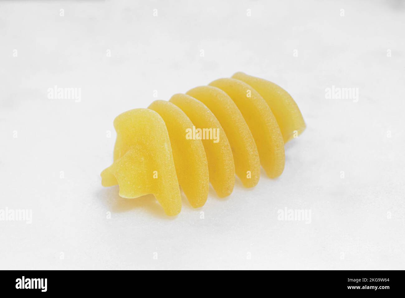 Primo piano di pasta cruda su sfondo bianco Foto Stock