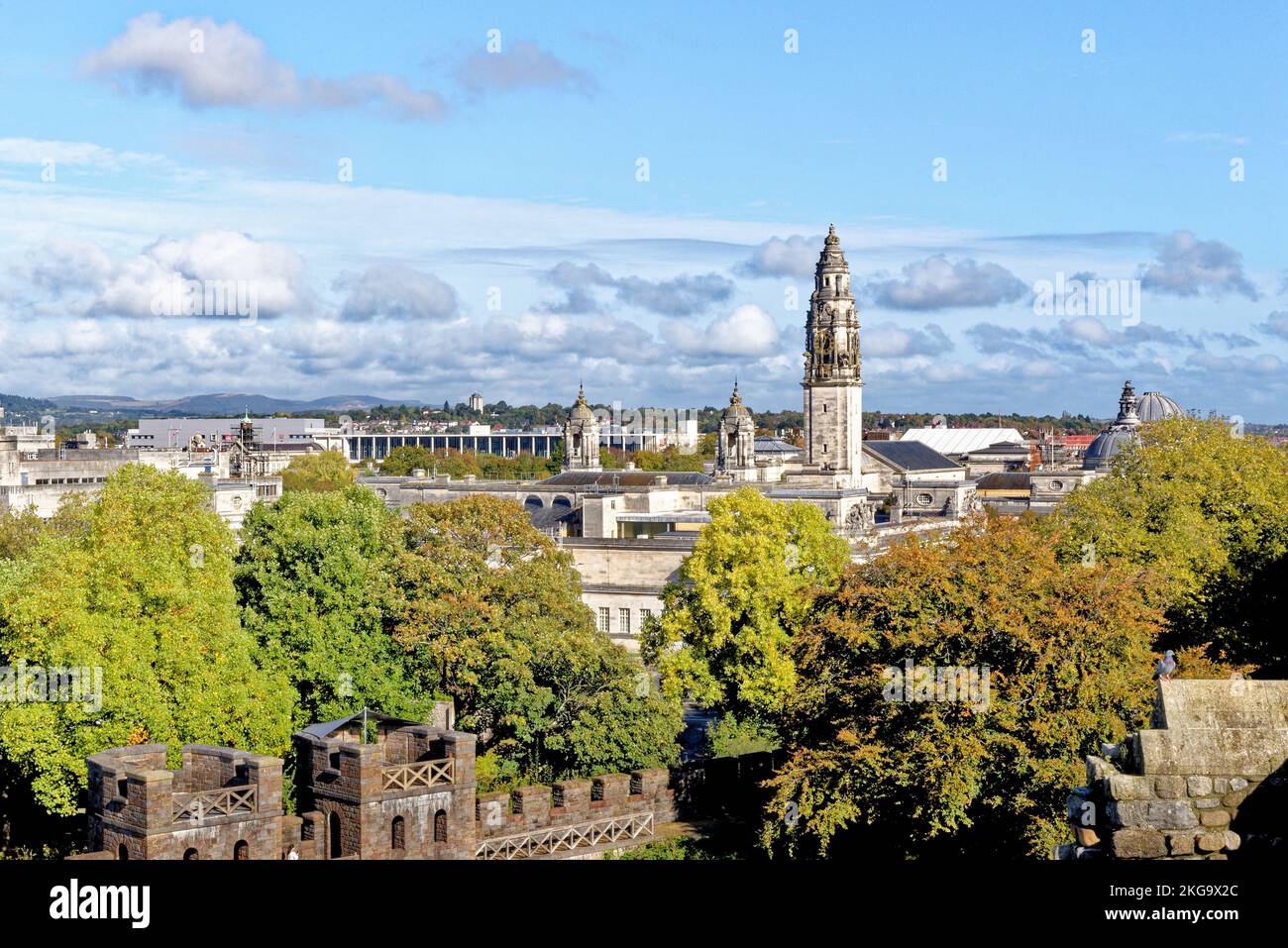 Vista dello skyline della città di Cardiff e delle mura del Castello di Cardiff dalla cima della Norman Keep. Cardiff, Glamorgan, Galles, Regno Unito - 16th ottobre Foto Stock