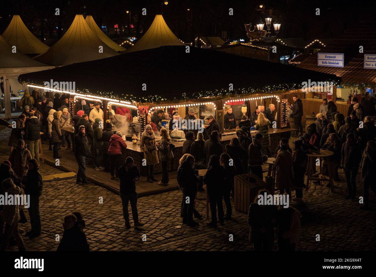 Berlino, Germania. 22nd Nov 2022. Soprattutto per i turisti a Berlino, il  mercatino di Natale al castello di Charlottenburg è uno dei primi posti da  visitare. Quest'anno il mercatino di Natale è