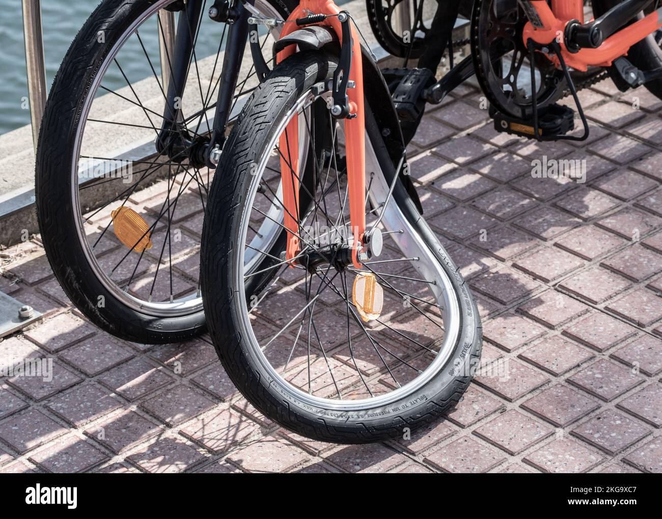 Ruota per bicicletta allacciata, attorcigliata, piegata. Foto Stock