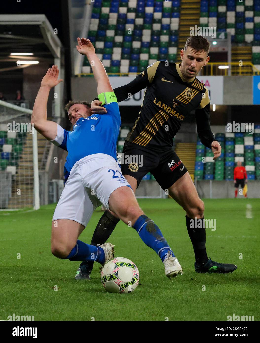 Windsor Park, Belfast, Irlanda del Nord, Regno Unito. 22 Nov 2022. Danske Bank Premiership – Linfield / Larne. Azione dal gioco di stasera al Windsor Park (Linfield in blu). Il capitano di Linfield Jamie Mulcrew sfidato da Mark Randall di Larne. Credit: CAZIMB/Alamy Live News. Foto Stock