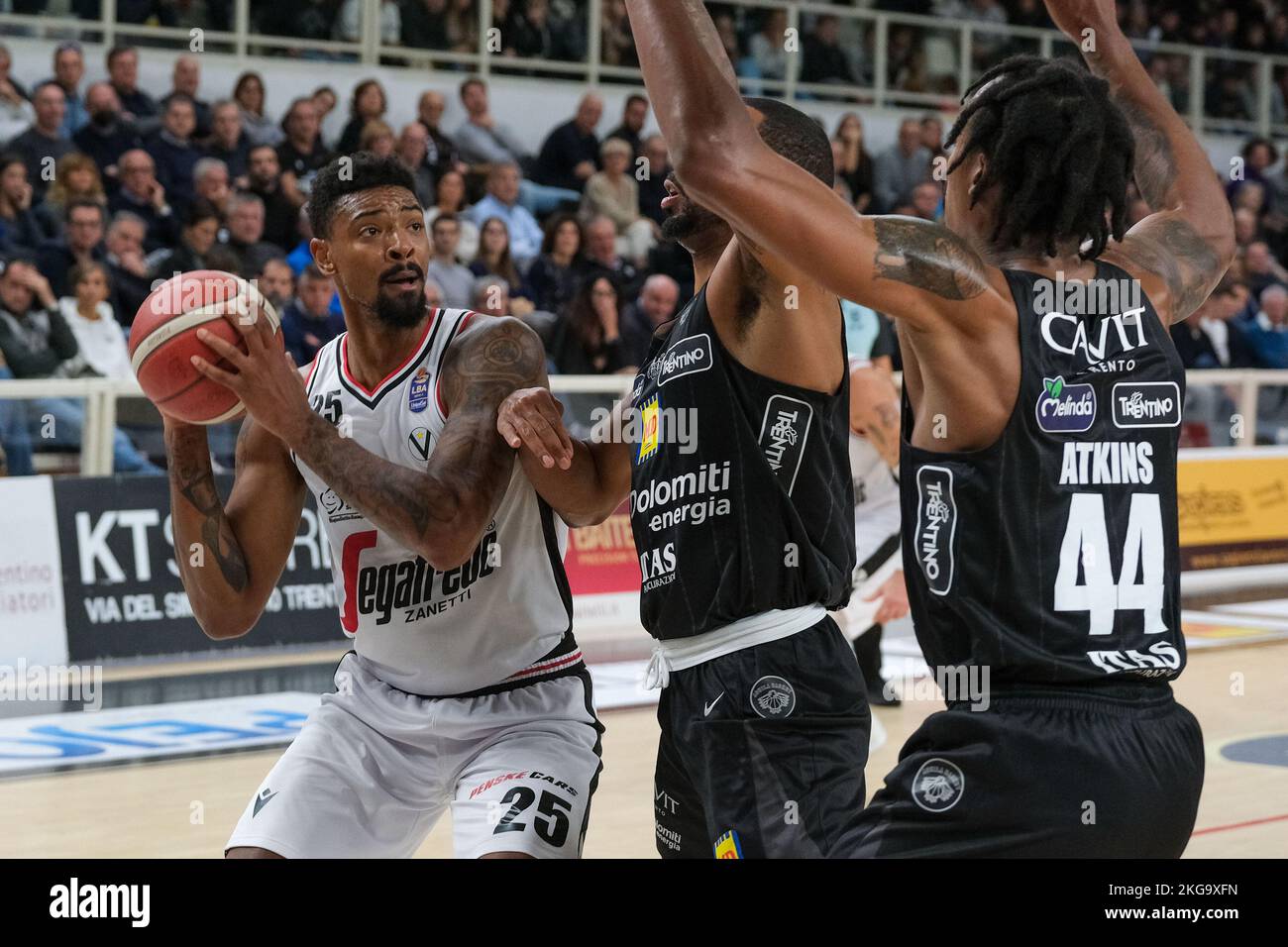 Campionato Italiano di Basket A1 - Dolomiti energia Trentino VS Virtus Segafredo Bologna. 20th novembre 2022, Trento, Italia Foto Stock