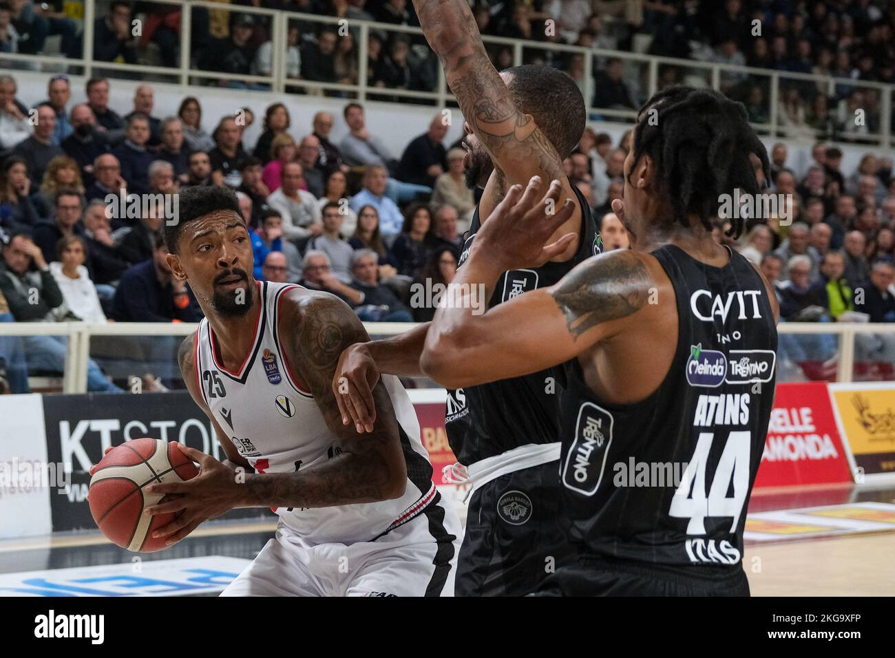 Campionato Italiano di Basket A1 - Dolomiti energia Trentino VS Virtus Segafredo Bologna. 20th novembre 2022, Trento, Italia Foto Stock