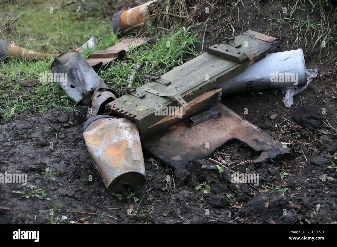 REGIONE DI KHERSON, UCRAINA - 20 NOVEMBRE 2022 - frammenti di munizioni sono visti vicino al villaggio di Pravdino liberato dagli occupanti russi dai difensori ucraini, regione di Kherson, Ucraina meridionale. Foto Stock