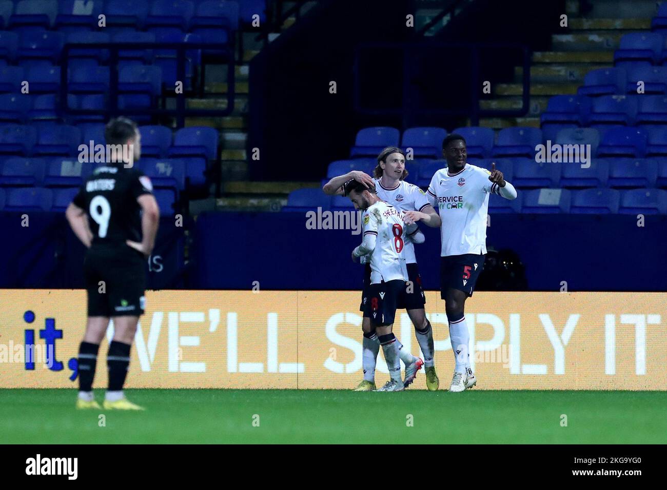 Jon Oadi Bodovarsson celebra il secondo gol di Bolton Wanderers durante la partita EFL Trophy Round of 32 tra Bolton Wanderers e Barrow presso l'Università di Bolton Stadium, martedì 22nd novembre 2022 a Bolton, Inghilterra. (Foto di: Mark Fletcher | MI News) Credit: MI News & Sport /Alamy Live News Foto Stock