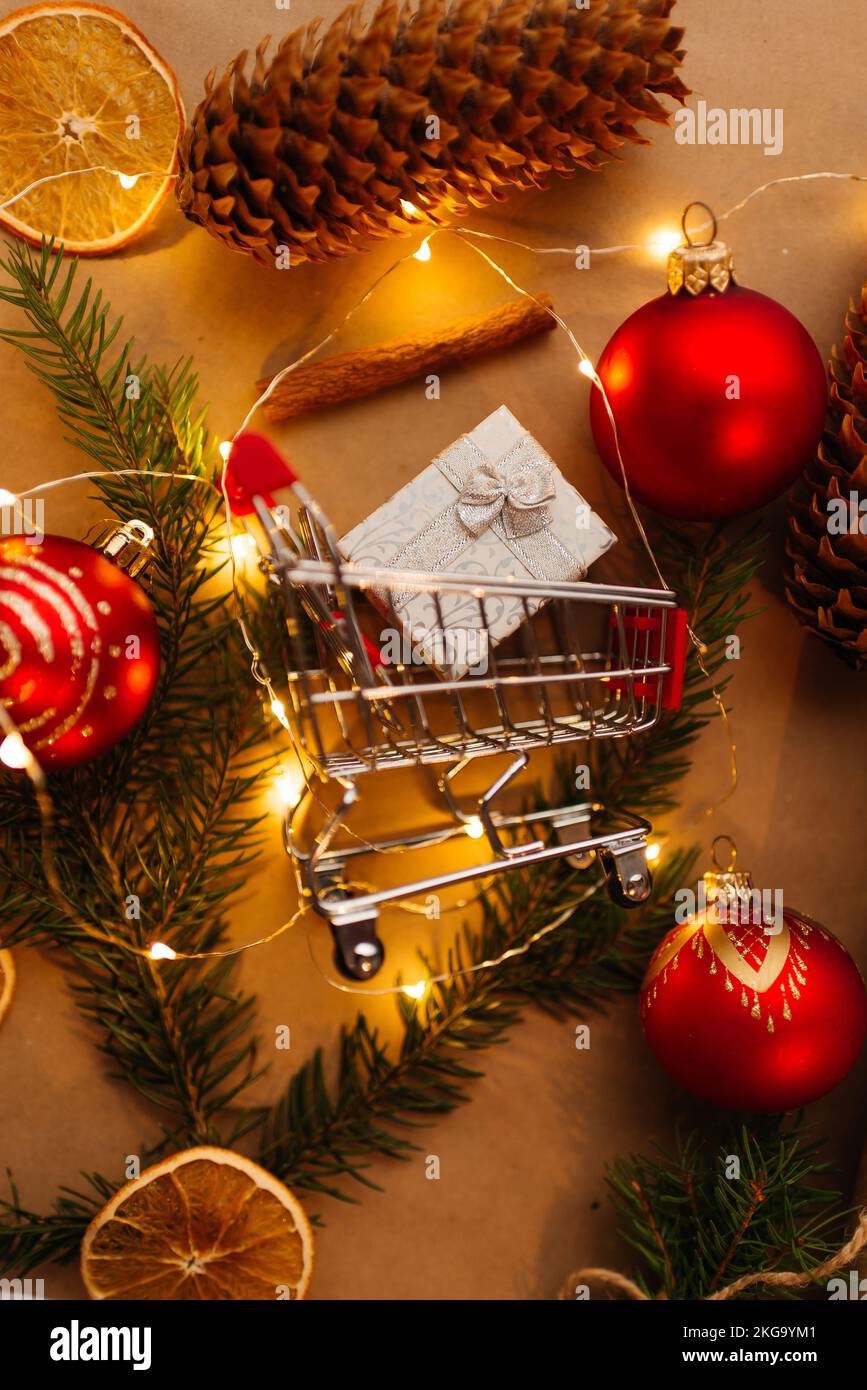 Carrello in luci di Natale. Comprare decorazioni di Natale Foto Stock