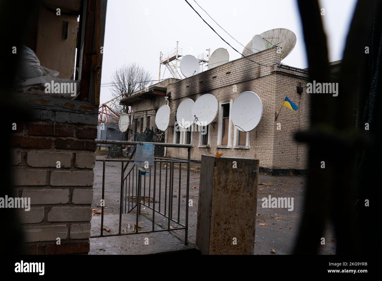 Kherson, Ucraina. 20th Nov 2022. Molti satelliti TV sono visti in un edificio danneggiato dopo che le truppe russe hanno distrutto il centro TV di Kherson. Le forze ucraine liberarono la capitale regionale meridionale Kherson per circa una settimana, dopo che la Russia si ritirò sulla riva sinistra del fiume Dnipro. La città che era sotto i 8 mesi di occupazione ancora non ha elettricità, acqua, cattivo segnale e approvvigionamento alimentare. (Foto di Ashley Chan/SOPA Images/Sipa USA) Credit: Sipa USA/Alamy Live News Foto Stock
