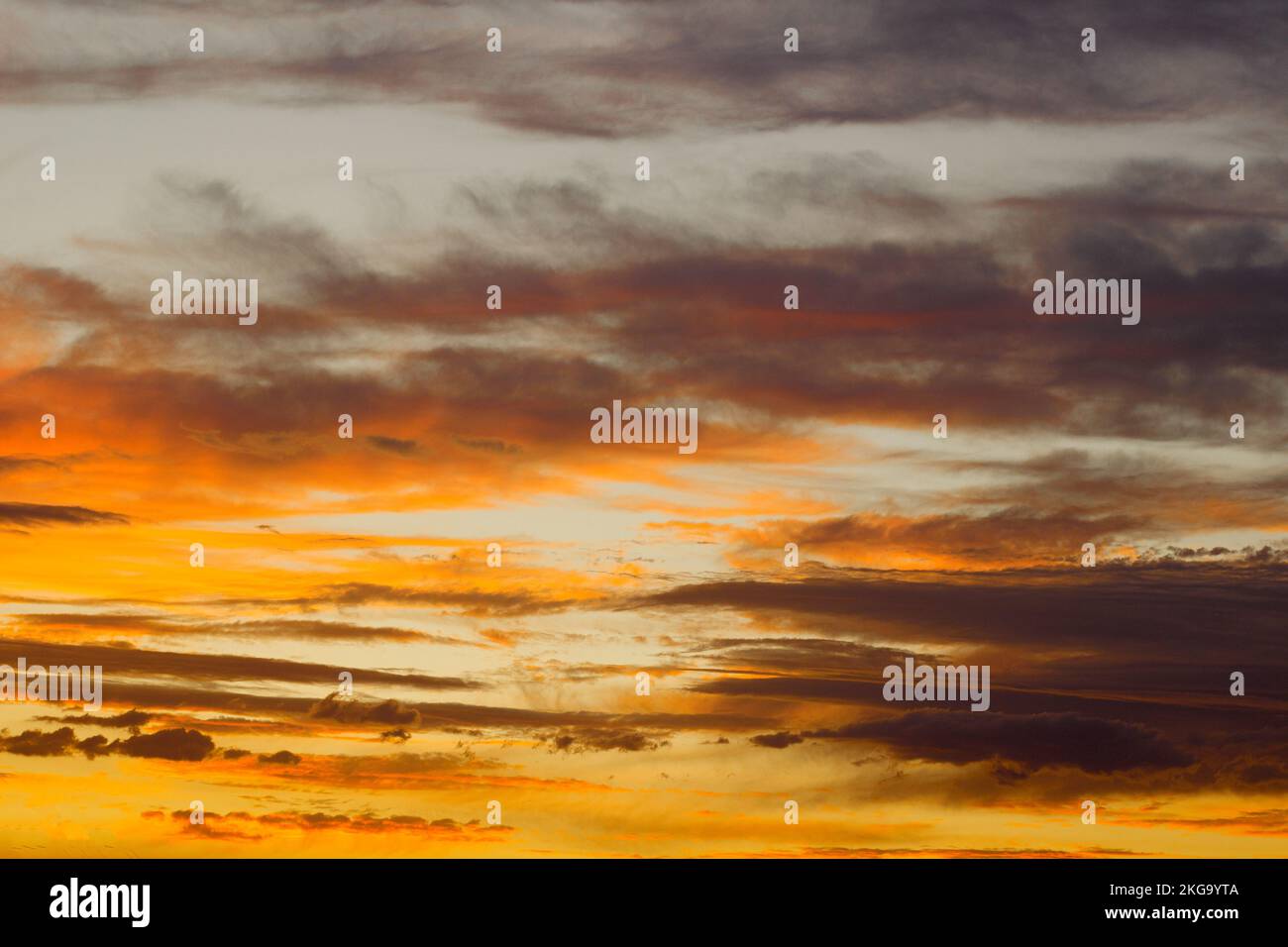 cielo serale rosso-arancio luminoso e colorato al tramonto Foto Stock