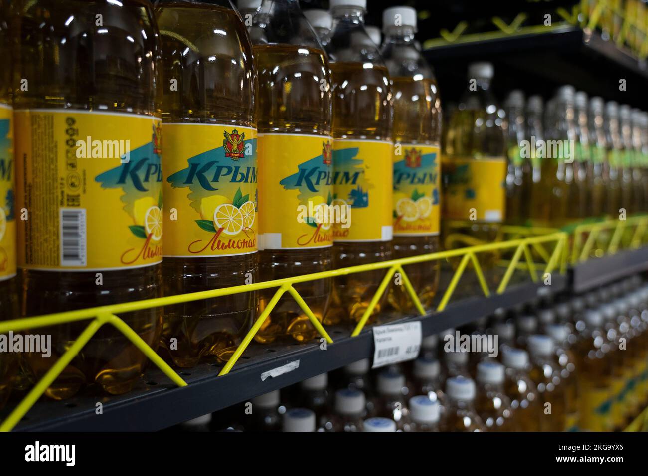 Kherson, Ucraina. 20th Nov 2022. La limonata importata dalla Crimea è vista in un supermercato a Kherson. Le forze ucraine liberarono la capitale regionale meridionale Kherson per circa una settimana, dopo che la Russia si ritirò sulla riva sinistra del fiume Dnipro. La città che era sotto i 8 mesi di occupazione ancora non ha elettricità, acqua, cattivo segnale e approvvigionamento alimentare. (Foto di Ashley Chan/SOPA Images/Sipa USA) Credit: Sipa USA/Alamy Live News Foto Stock