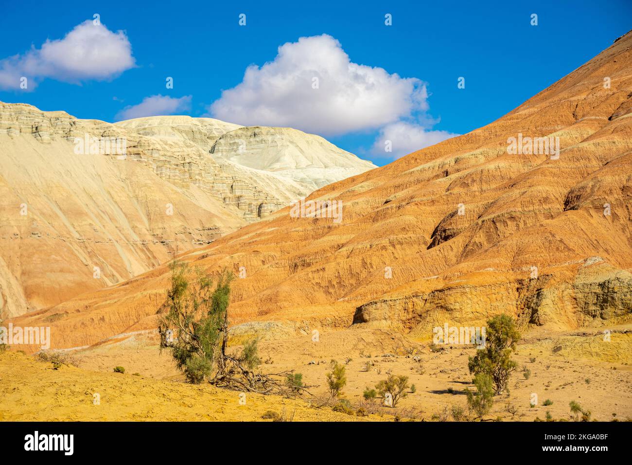 Colorato paesaggio montano. Beige marrone gesso calci colline pendenti montagne con cielo blu. Foto Stock