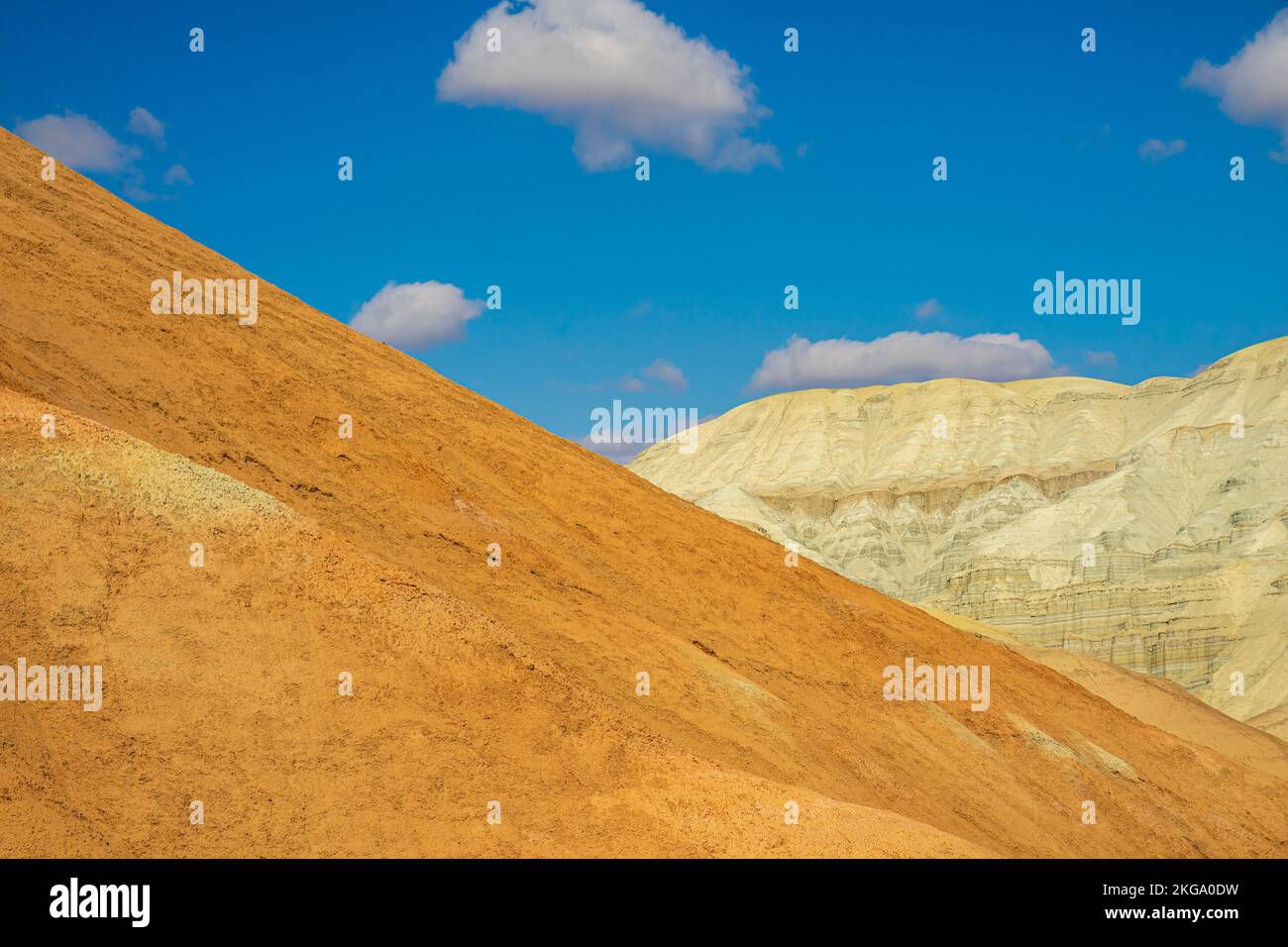 Colorato paesaggio montano. Beige marrone gesso calci colline pendenti montagne con cielo blu. Foto Stock