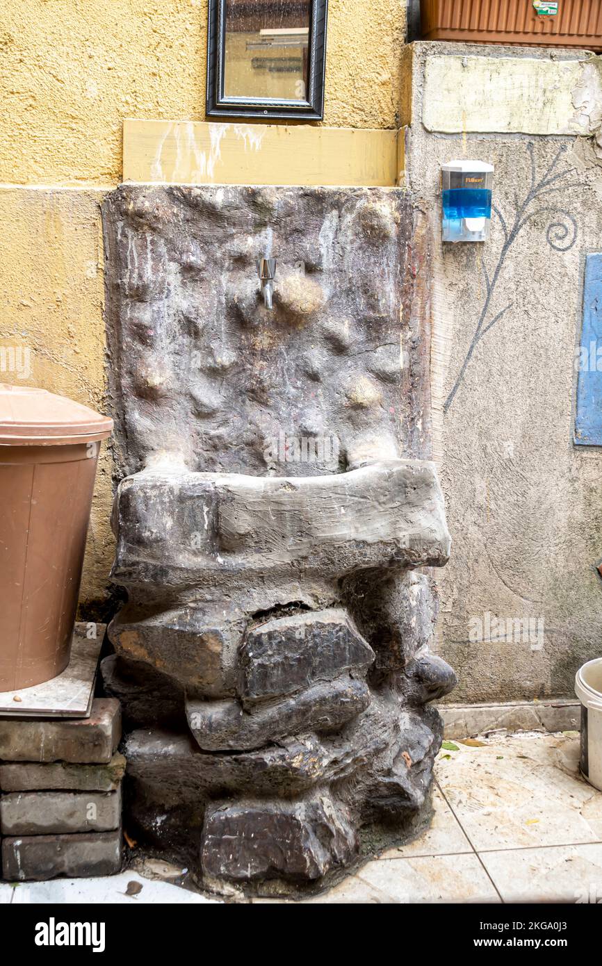 Home lavandino in pietra e fontana per bere e lavare piatti. Lavandino fatto in casa. Tradizionale apparecchio turco. Foto Stock