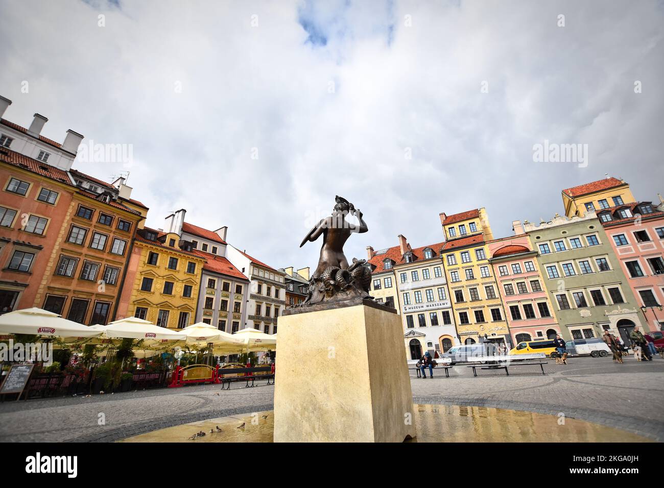 Statua della Sirenetta nella piazza del mercato della città vecchia di Varsavia 2022 Foto Stock